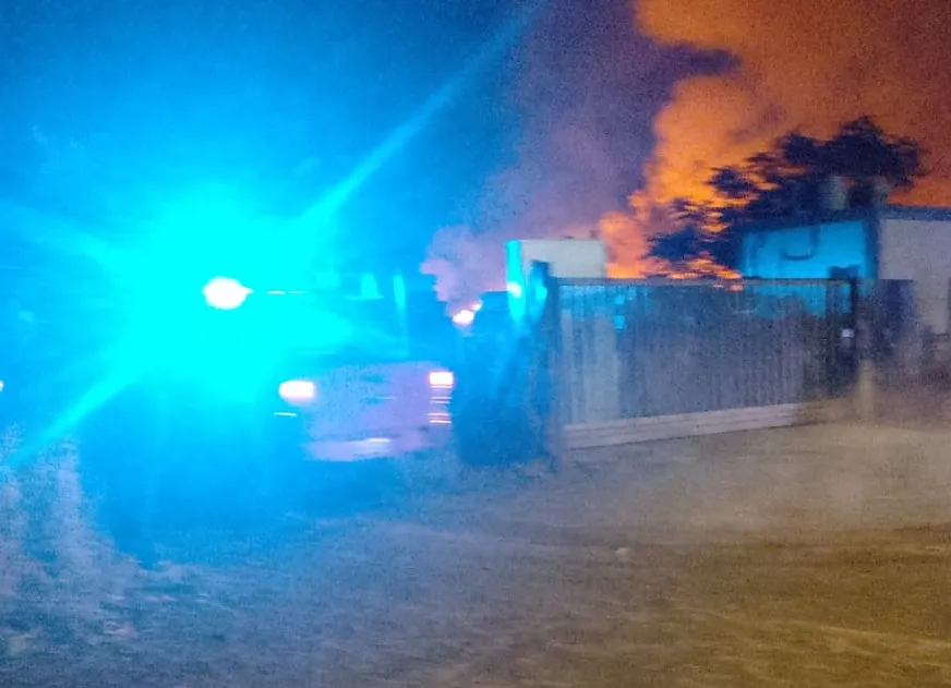 Fiamme in una legnaia di Pomezia diventata discarica: indagano i carabinieri (VIDEO)