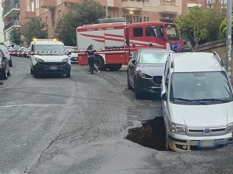 Paura alla Balduina: voragine si apre per l'acqua e un'auto sprofonda nel manto stradale