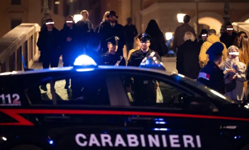 Scippa una collana d'oro e la mette subito in vendita online: tradito dalle foto sullo smartphone, arrestato 19enne