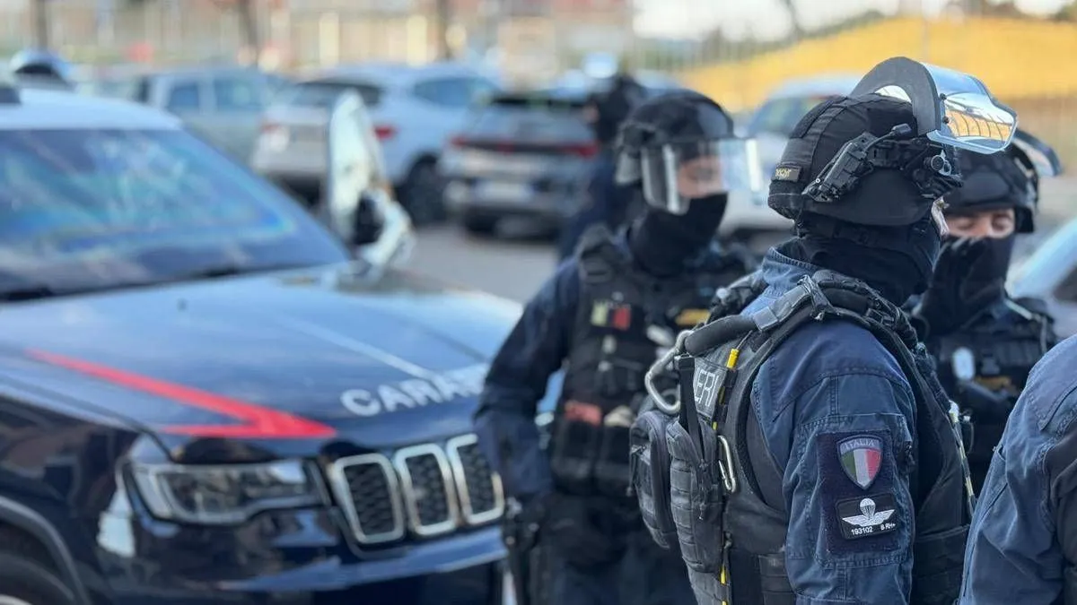 Elicotteri dei carabinieri in volo su Ostia, maxi operazione in corso nella zona di Ponente