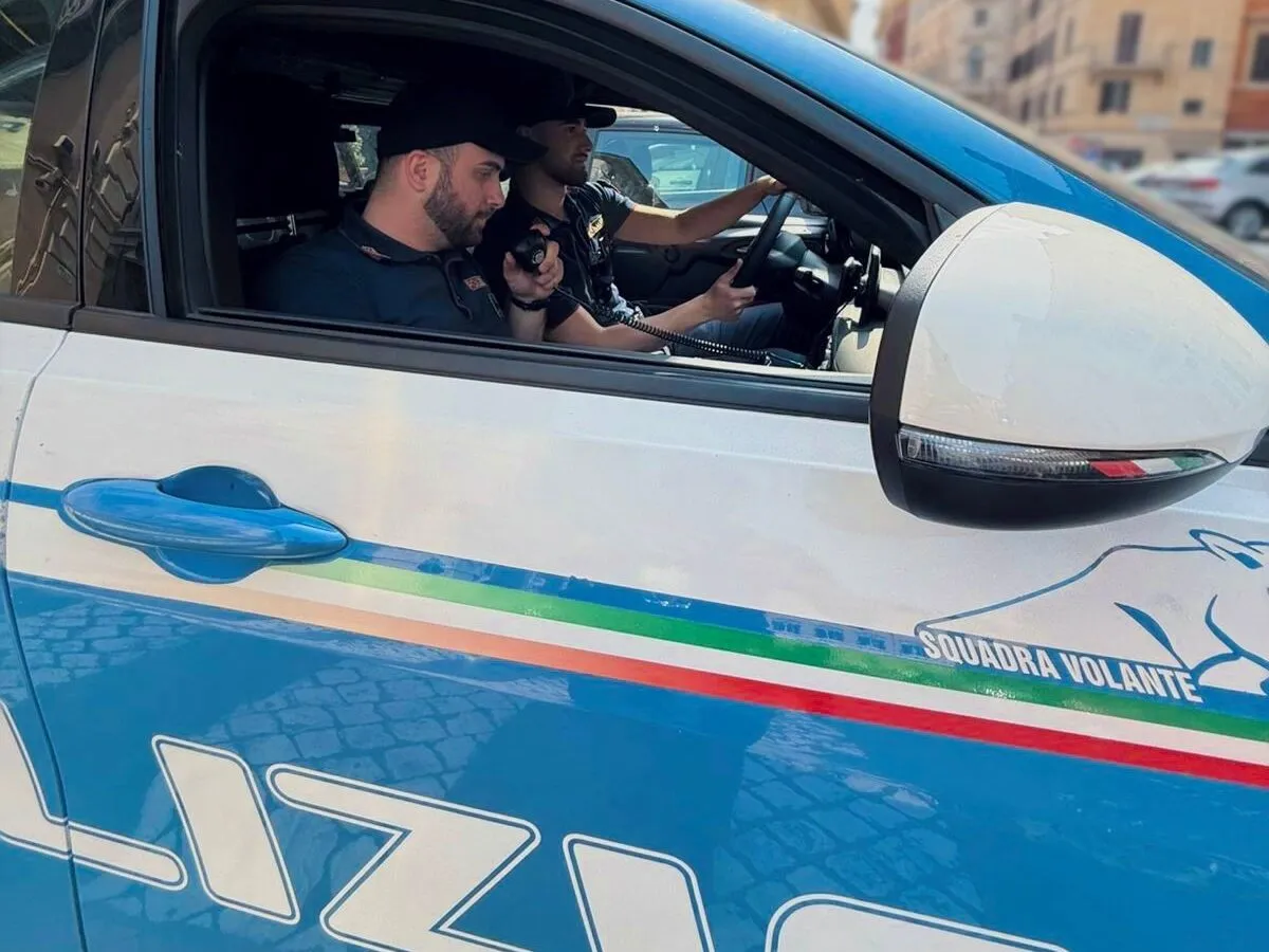 Rissa a Ostia in viale dei Romagnoli: lo scontro nel parcheggio di un negozio
