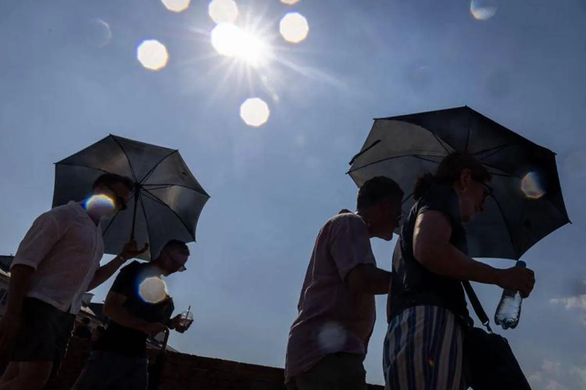 Domenica di sole e gran caldo sull'Italia, ancora bollini arancioni: le città più 'bollenti'