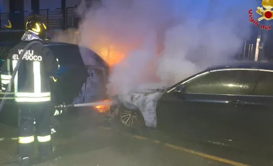 Due auto in fiamme a Civitavecchia intervento in extremis per evitare che il fuoco si estendesse alle case