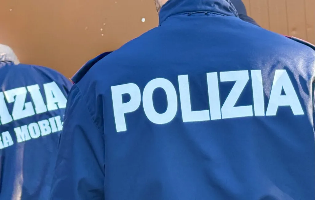 Il blitz nel B&B dopo il tentato omicidio scopre una centrale della ricettazione a Ostia