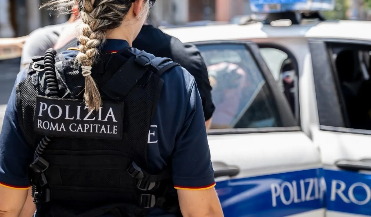 Caos a Ponte Sant'Angelo: venditore abusivo aggredisce due vigilesse, ferite e portate in ospedale