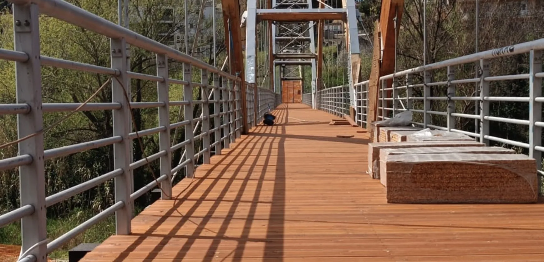 Chiude il Ponte della Pace a Tivoli: corsa contro il tempo per le scuole. Ma i residenti protestano
