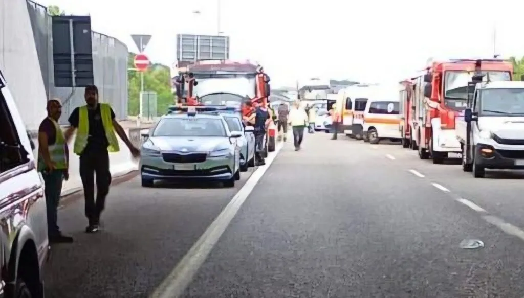Terribile schianto tra pullman, camper e auto: 5 morti e 5 feriti