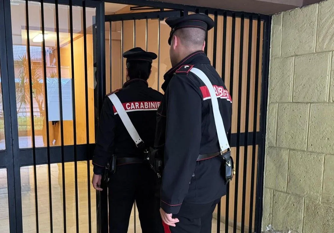 Anziano smaschera la truffa della rapina al Flaminio: finto carabiniere bloccato sul pianerottolo (VIDEO)