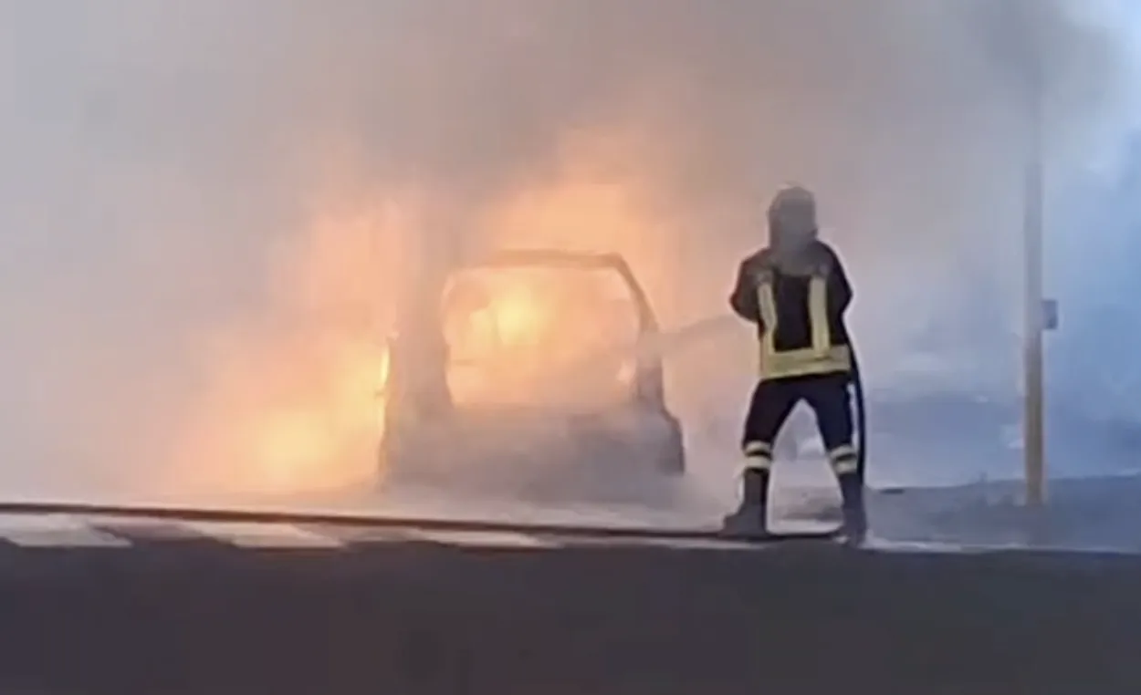 Attimi di paura a Ostia: automobile in fiamme, avvertito un boato (VIDEO)