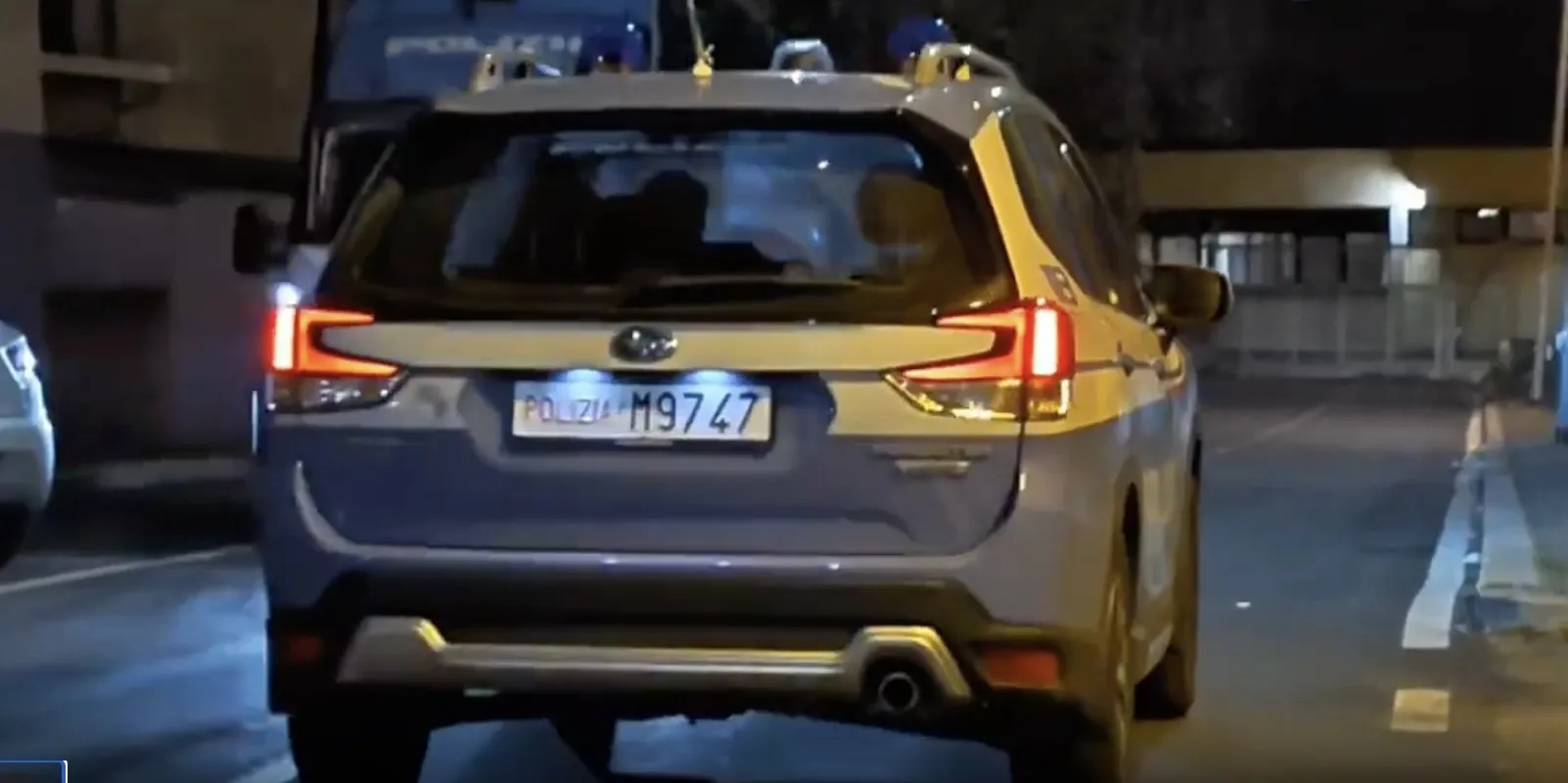 Devasta auto in sosta vicino alla metro: tra i proprietari un poliziotto, aggredito alla scoperta del ladro