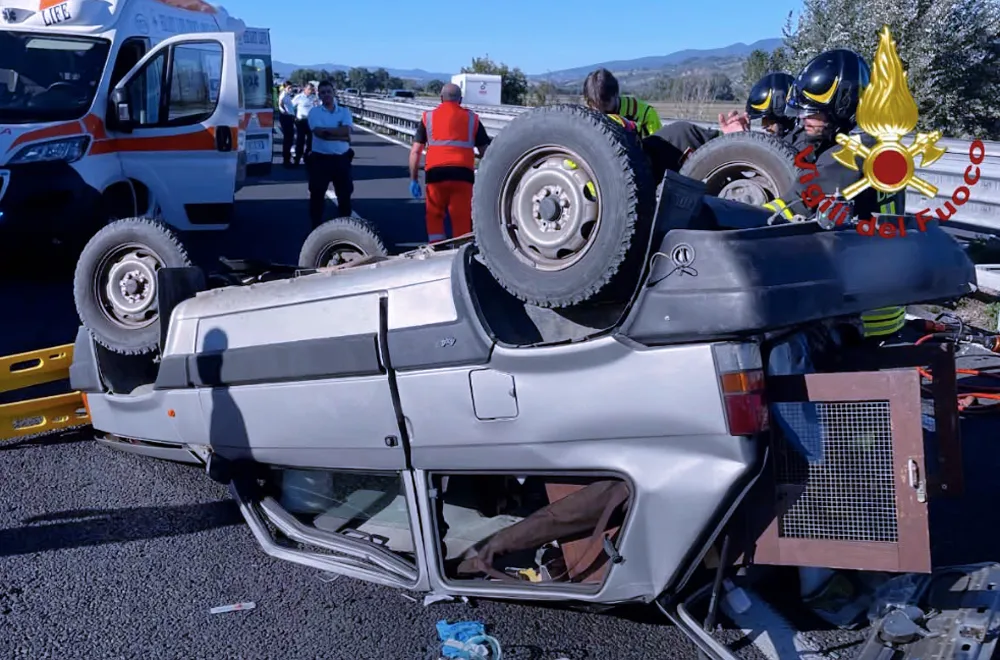Scontro e ribaltamento sull'autostrada alle porte di Roma: ferito grave soccorso in eliambulanza