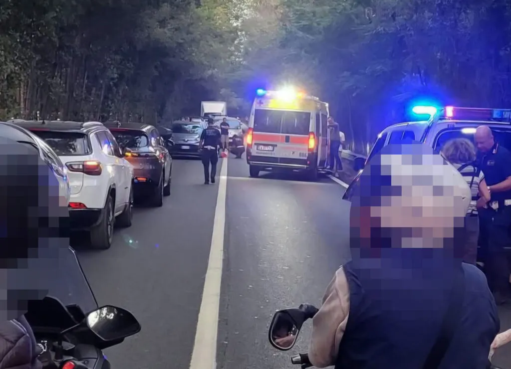 Grave incidente sulla Ostiense: strada chiusa e tre feriti nello scontro tra un autocarro e due moto