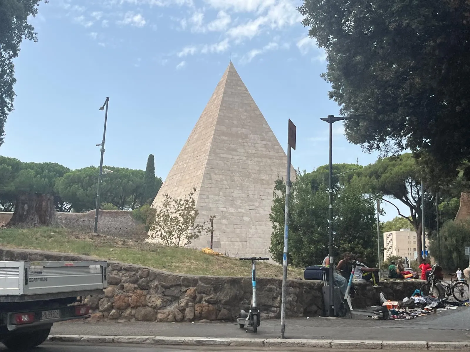 Piazza pulita davanti alla Piramide: sgomberato dai carabinieri il mercatino abusivo