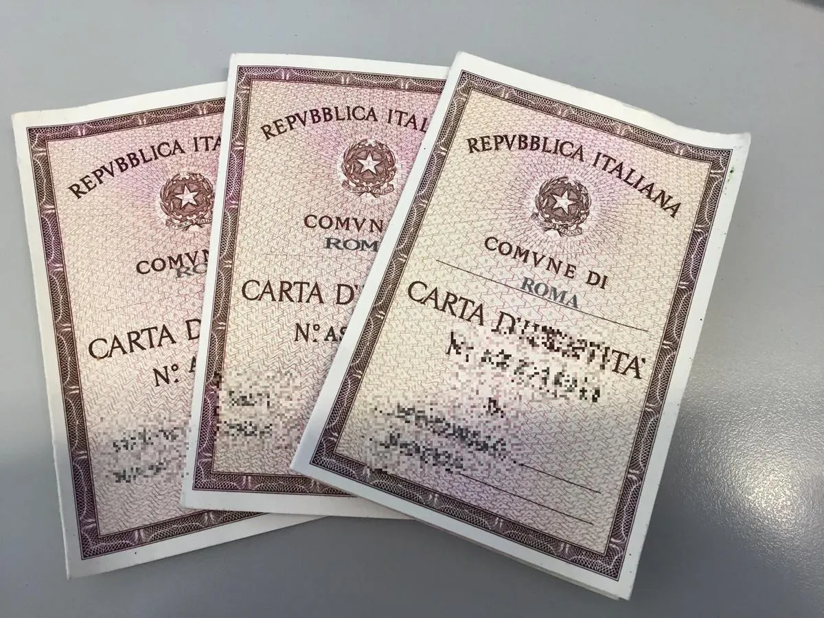 Addio alla carta d'identità cartacea per i viaggi: da oggi serve la Cie. Ma per gli over 70 la validità diventa illimitata