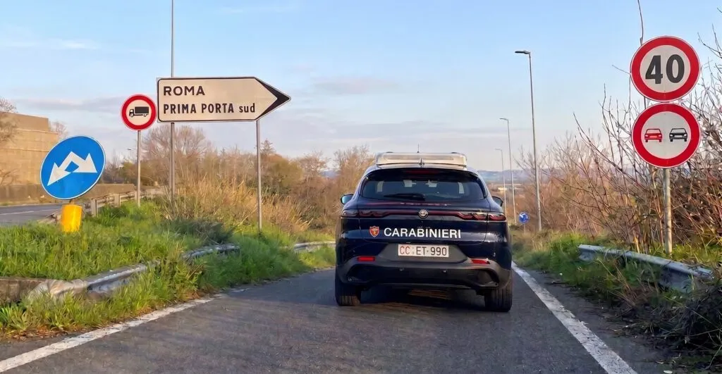 Il finto posto di blocco per rapinare un 60enne: fermati due falsi carabinieri a Prima Porta