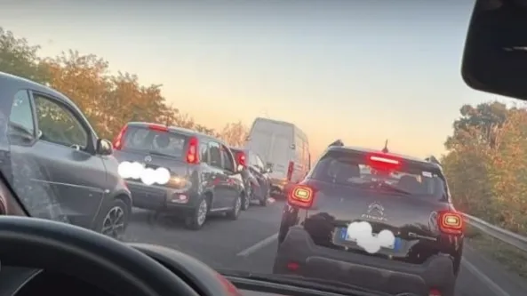 Incidente sulla via Pontina: auto finisce fuori strada, coda chilometrica