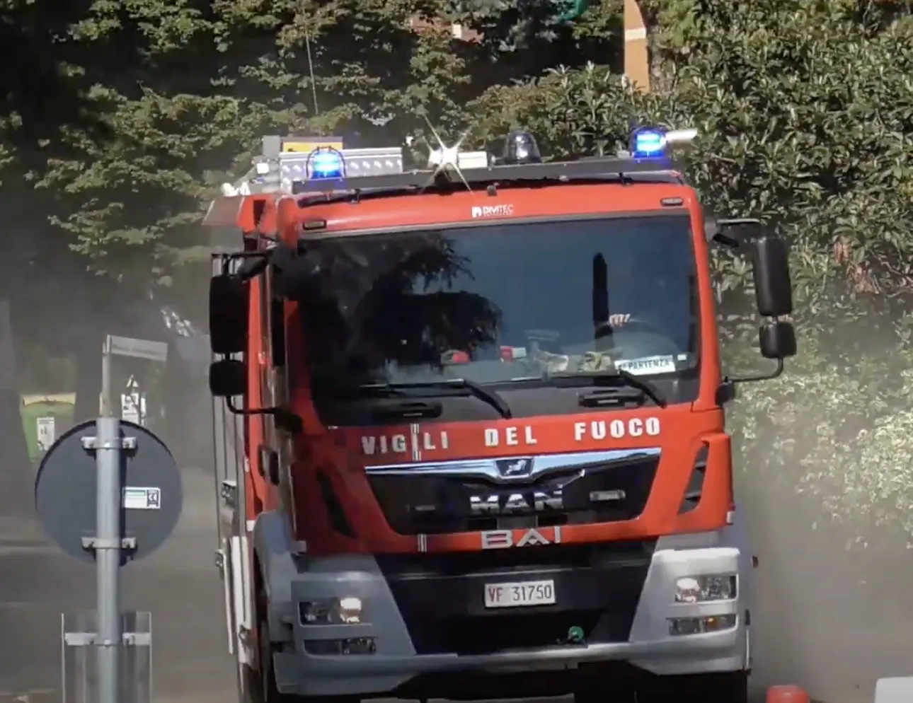 Incendio di sterpaglie all'Infernetto: sul posto i mezzi dei vigili del fuoco