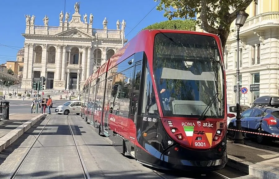 Nuovi tram a Roma, al via i test su strada: come sono i CAF Urbos e quando entreranno in servizio