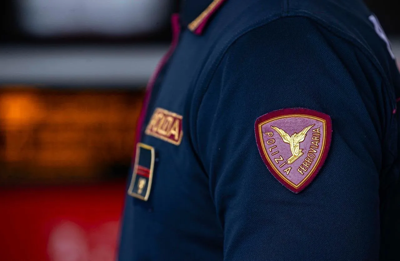 Perseguitata per mesi da uno stalker a Roma Termini: appostamenti e telefonate continue, arrestato un ventenne