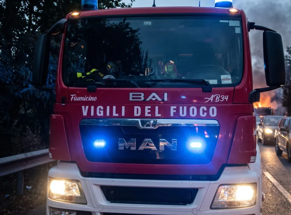 Paura sulla via Aurelia: veicolo prende fuoco tra le auto, traffico paralizzato