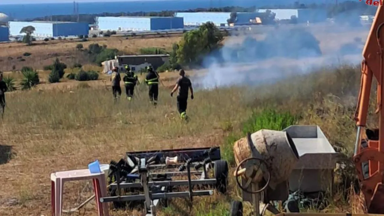 Incendio sulla Braccianese Claudia: vento spinge fiamme verso le abitazioni