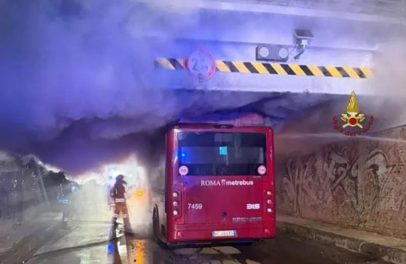 Autobus in fiamme a Malafede, paura nella notte: intervento dei Vigili del Fuoco