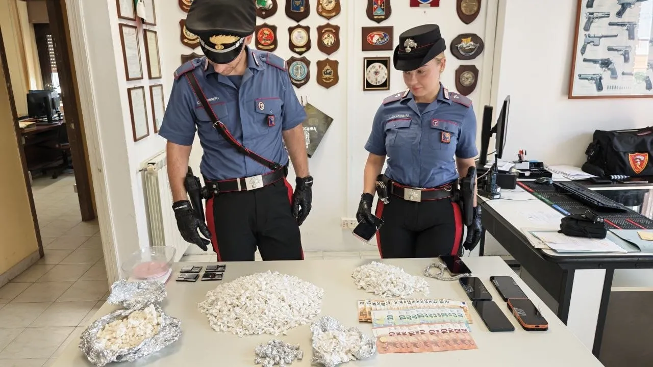 Centrale dello spaccio in un prefabbricato a Nettuno: carabinieri sequestrano 2 kg di crack (Foto e Video)