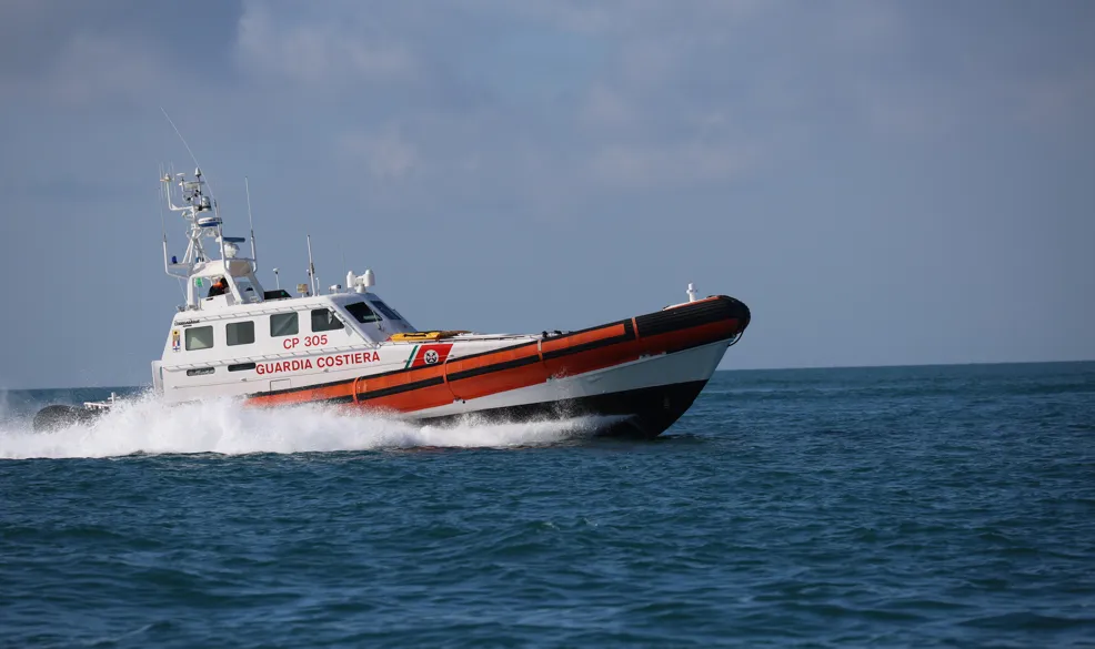 Trascinati al largo dalla corrente due sub salvati a Ostia dalla Guardia costiera