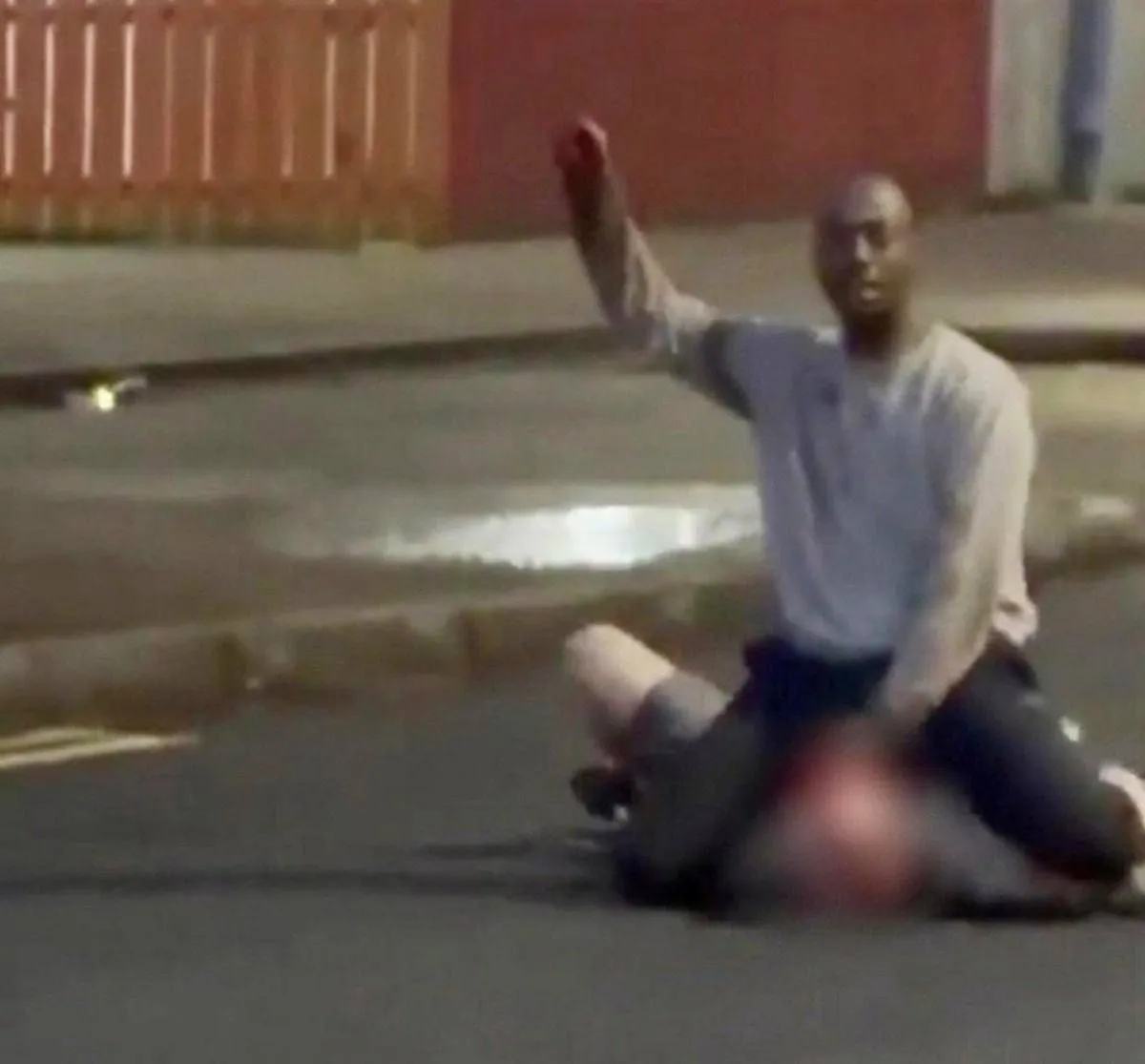 Tenta di decapitare un uomo in strada, choc a Belfast