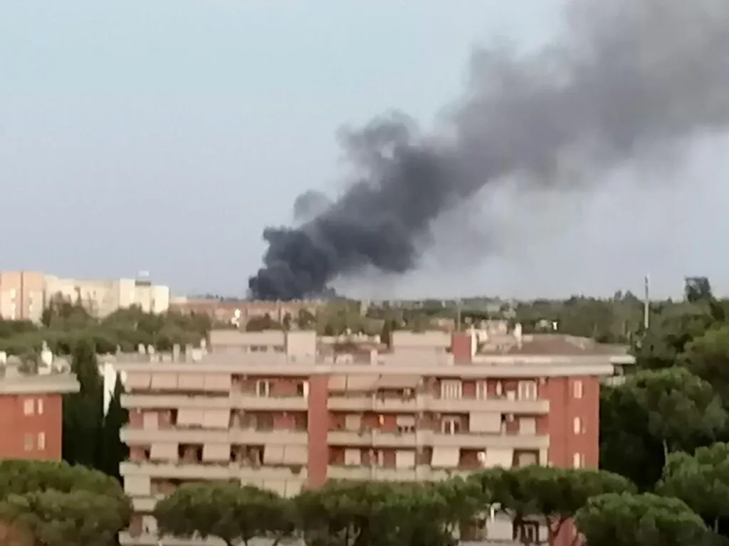 Incendio e colonna di fumo nero sopra all'Eur, avvertite esplosioni (VIDEO)