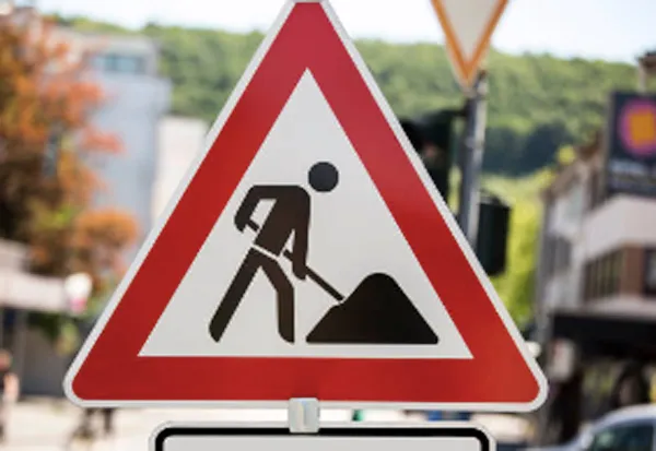 Via del Teatro di Marcello a passo ridotto: la carreggiata si stringe per il cantiere