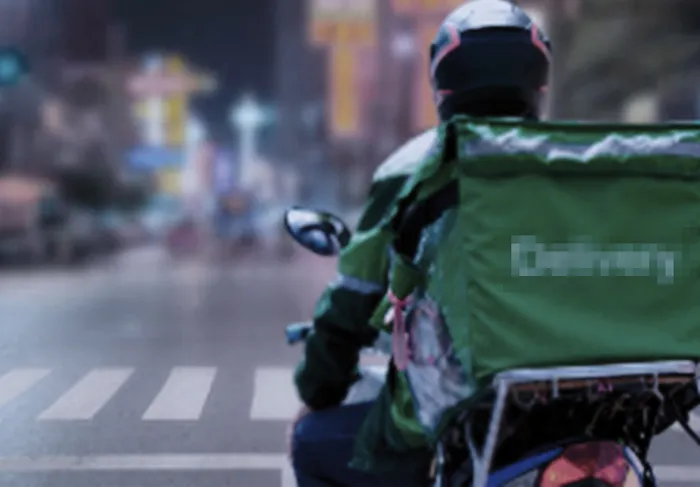 Rider picchiato a bastonate e rapinato al Casilino: è caccia a due uomini incappucciati