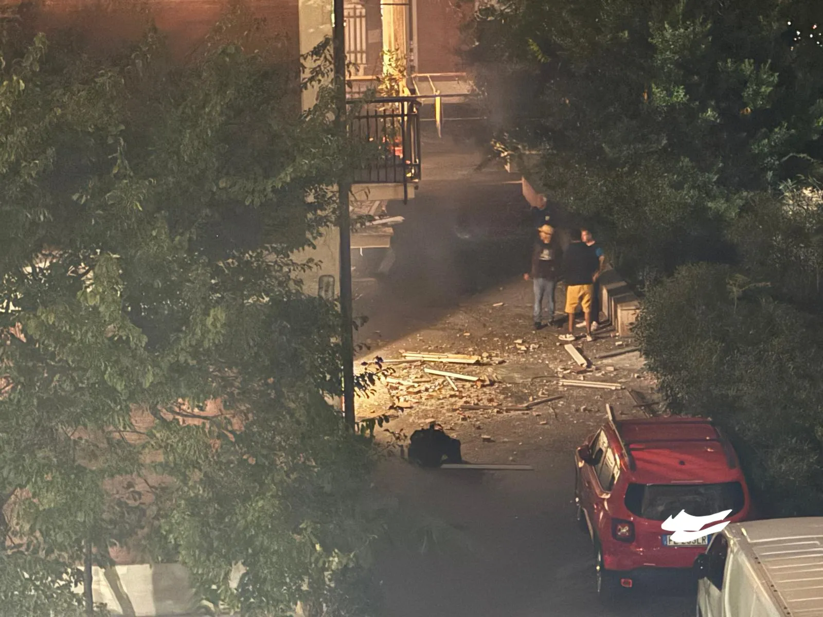 Terrore a Ostia: bomba fa saltare in aria il portone delle case popolari