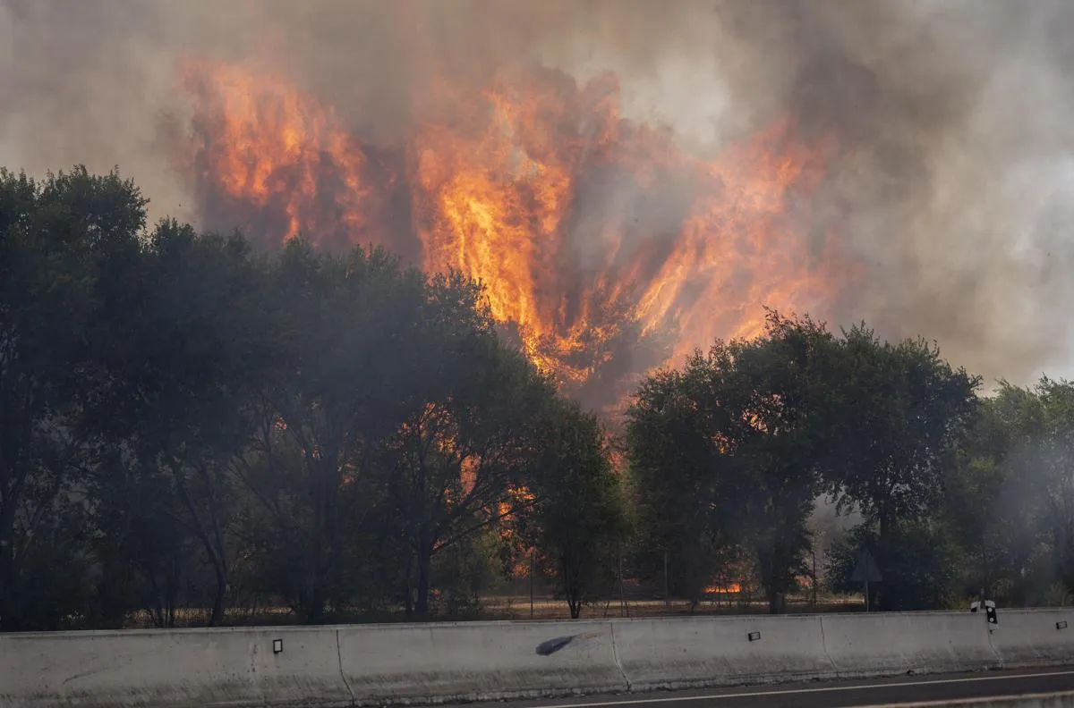Francia e Spagna in ginocchio per gli incendi, Macron schiera l'esercito