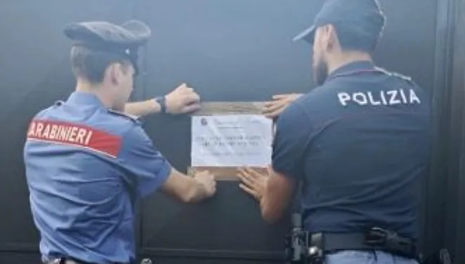Risse, schiamazzi e coltellate di fronte a un pub di Tor Fiscale: serrande abbassate per due settimane