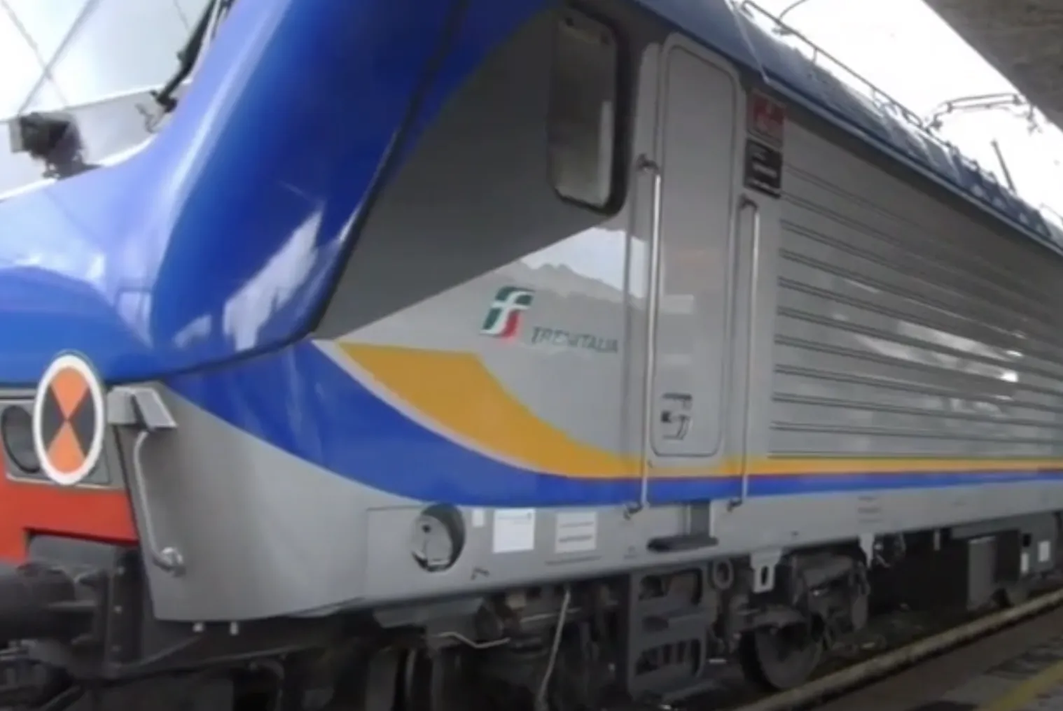 Incendio vicino ai binari, treni Roma Napoli in tilt: cancellazioni e deviazioni sulla linea
