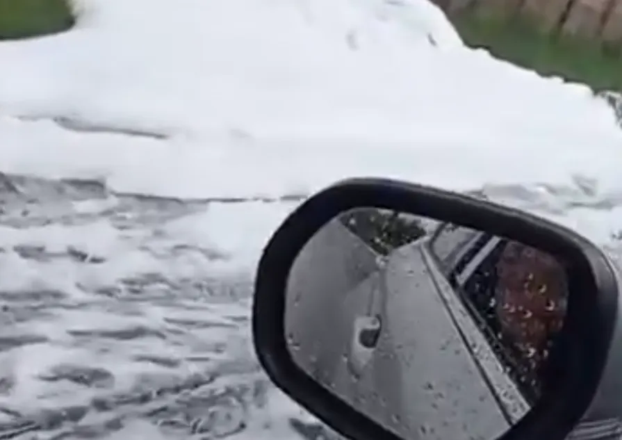 Schiuma in via delle Cinque Miglia ad Anzio, scattano i controlli ambientali (VIDEO)
