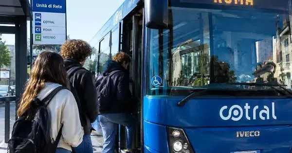 Lazio, bus gratis per over 70 e studenti under 26: chi può viaggiare senza pagare