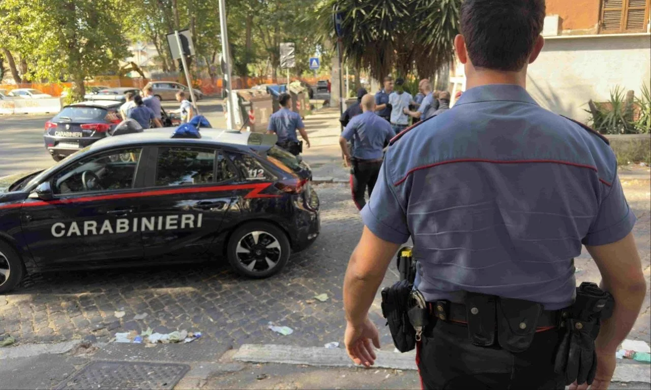 Lamette in bocca, baci per coprire lo spaccio e domiciliari violati: 24 arresti dei Carabinieri nel maxi blitz al Quarticciolo