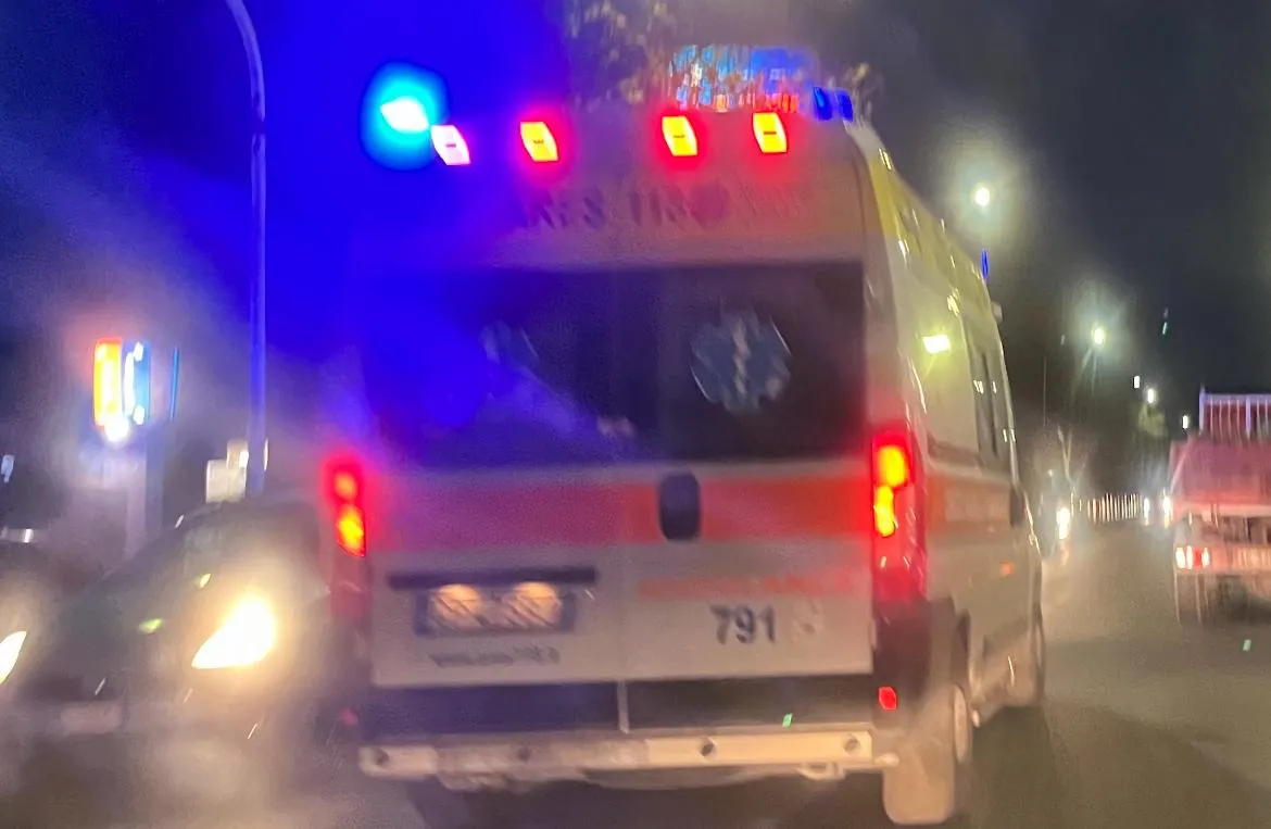 Incidente mortale a Ostia, perde il controllo dello scooter e finisce contro un muro