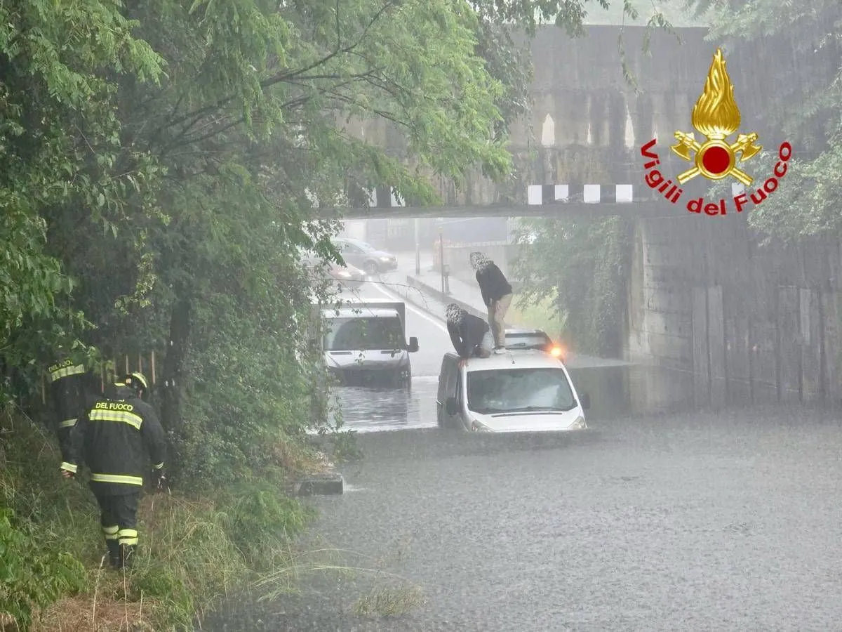 Vento e nubifragi, maltempo colpisce il Nord e ora è allerta anche al Centro-Sud