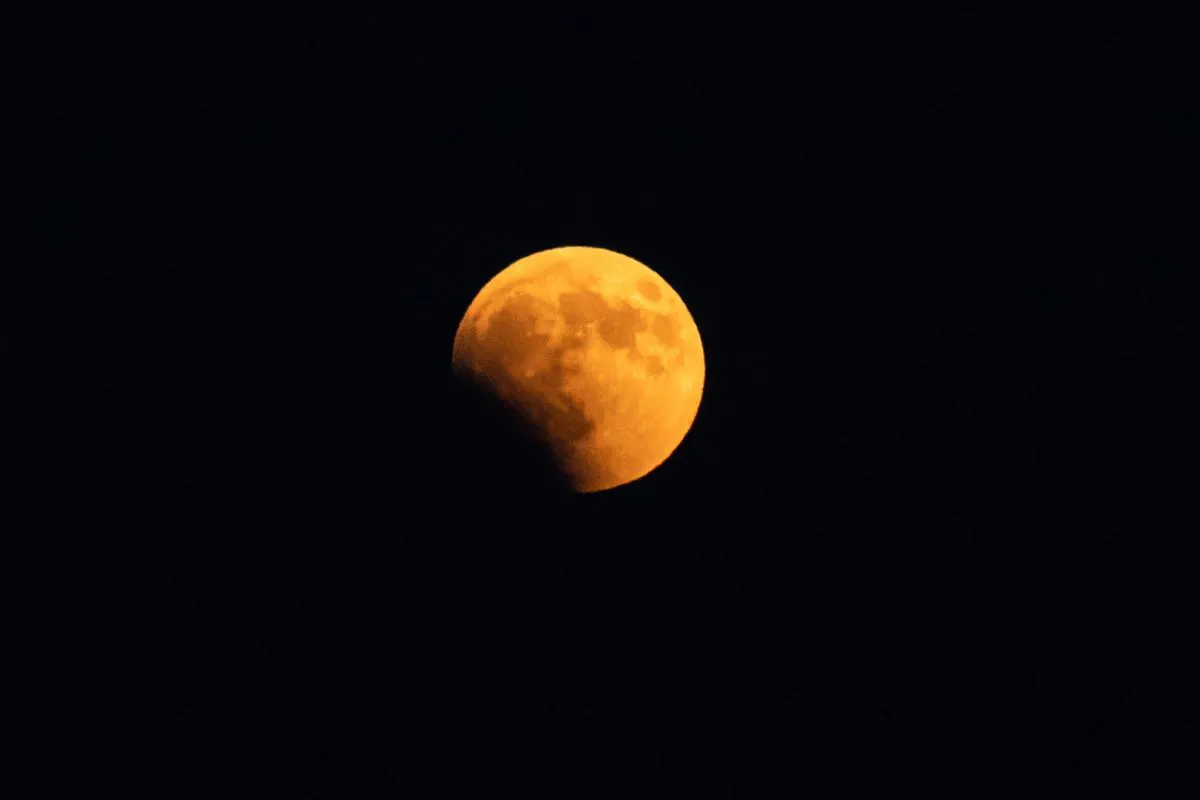 Eclissi lunare del 28 agosto, nessun rischio per gli occhi: ecco quando e dove vederla