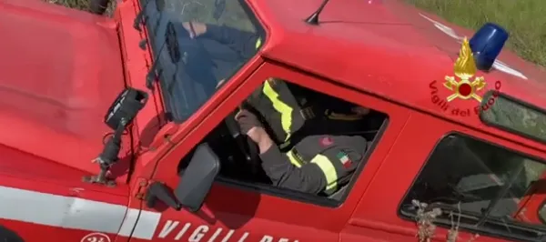 Paura ad Allumiere, incendio minaccia case e allevamenti: l’intervento nella boscaglia impervia