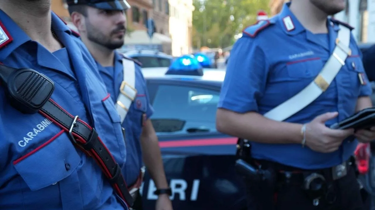 Boato e paura nella notte a Tor Bella Monaca: bomba carta devasta il cancello di una palazzina