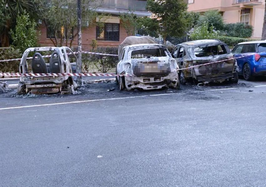 Incendio esplode in strada al Collatino: fila di auto distrutte dal fuoco nella notte a ridosso dei palazzi