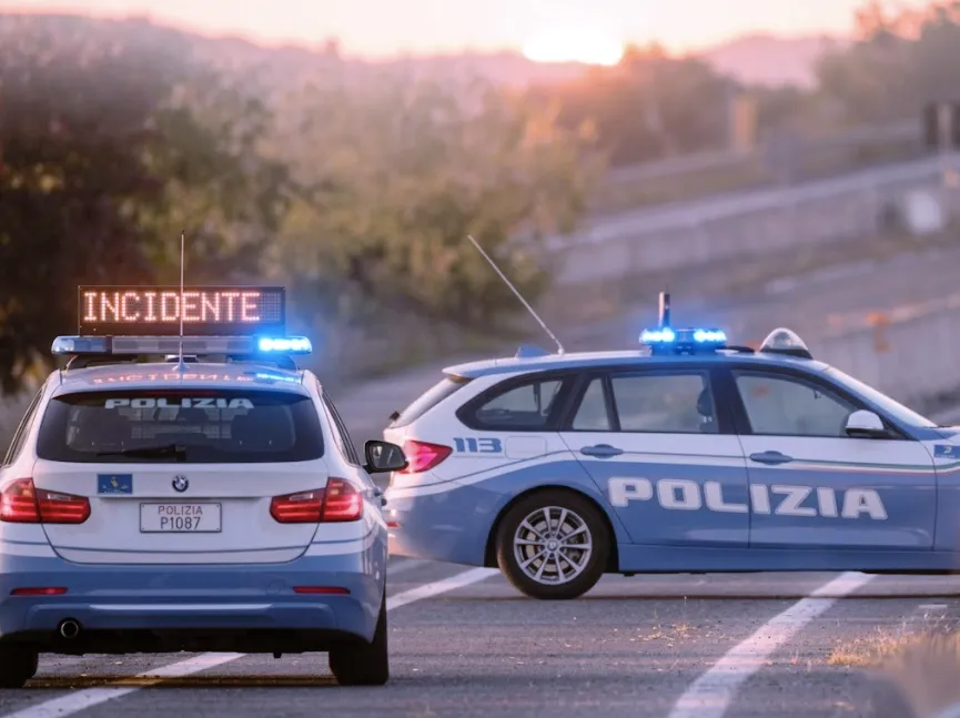 Paura sull'Autostrada A1: auto si ribalta e scatta la chiusura totale tra la Diramazione Roma Sud e la A24