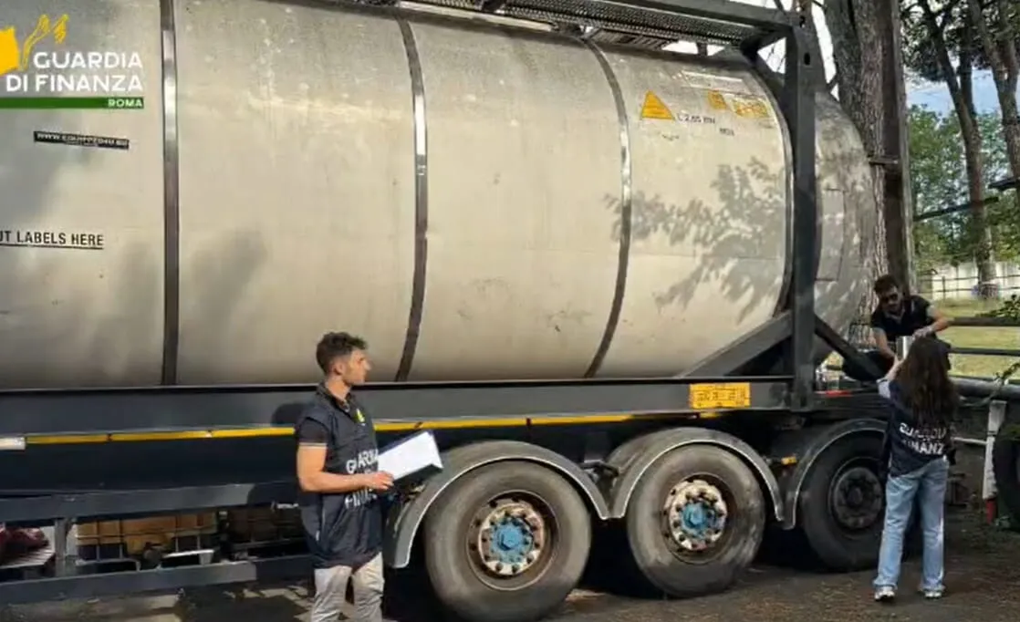 Cerveteri, sequestrati 31mila litri di benzina di contrabbando: denunciati due responsabili