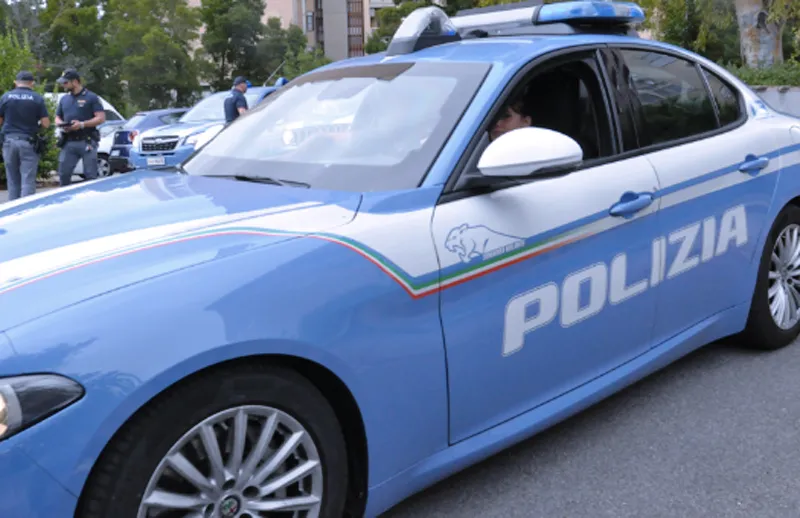 Paura in pieno giorno ad Anzio: rapinatore irrompe in un negozio e aggredisce titolare e poliziotto, feriti