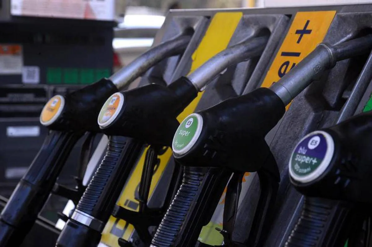 Carburanti, da oggi il taglio delle accise scende a 5 centesimi: "Pieno di gasolio costerà 3 euro in più"